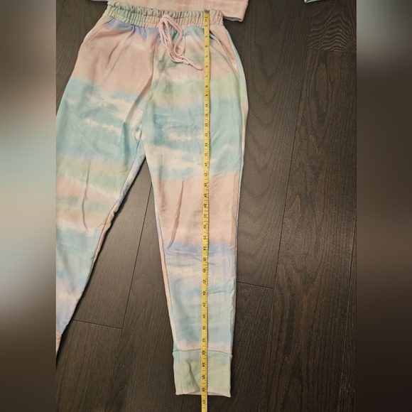 Stylish sweats - Picture 12 of 13